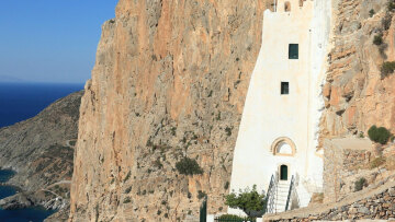 4 μοναστήρια στην Ελλάδα κρεμασμένα στα βράχια
