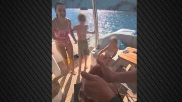 Η Ευδοκία Ρουμελιώτη γιόρτασε τα γενέθλιά της σε σκάφος, δείτε βίντεο να σβήνει την τούρτα της