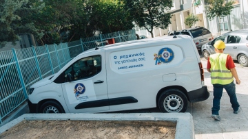 «Ο Μηχανικός της Γειτονιάς»: Στους δρόμους της Αθήνας τα βανάκια άμεσης επέμβασης για τις επισκευές στα σχολεία