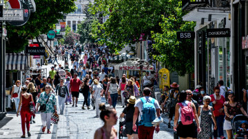 Τα δύο πρόσωπα της οικονομίας των νοικοκυριών: Ανεβαίνει ο πλούτος, πέφτει η αποταμίευση, «φουσκώνει» ο δανεισμός