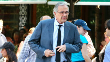 Αντώνης Σαμαράς: Συλλυπήθηκε και αποχώρησε αμέσως από την κηδεία του Γιάννη Βαρβιτσιώτη