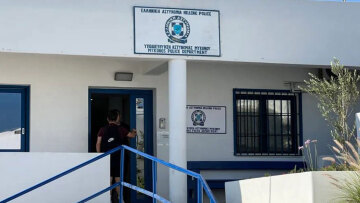 Έλληνας οδηγός έκλεψε τσάντα Hermès και Rolex αξίας €75.000 από Ουκρανό τουρίστα στη Μύκονο, τα έκρυψε κάτω από βράχους
