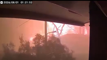 Η στιγμή που η φωτιά εισβάλλει στο Πόρτο Γερμενό και κατακαίει τα πάντα 