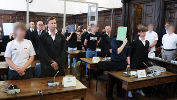 Γερμανικό δικαστήριο καταδίκασε 8 εφήβους για επιθέσεις εναντίον προσφύγων και ακτιβιστών 

