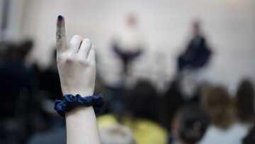 Η Δανία για να αντιμετωπίσει μαθητικές εργασίες με AI, επιβάλλει προφορική παρουσίαση στα σχολεία