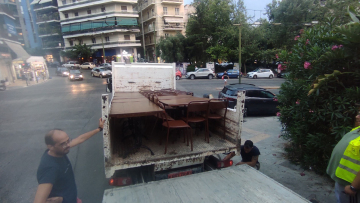 «Σκούπα» του δήμου Αθηναίων για τα παράνομα τραπεζοκαθίσματα: Σήκωσαν 240, ανάμεσά τους και καναπέδες
