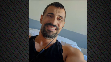 Γιώργος Παράσχος: Χαμογελαστός, δίνει τη μάχη του με τον καρκίνο, μπήκε στο νοσοκομείο για νέα θεραπεία