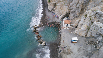Τα spa της ελληνικής φύσης: Παραλίες με ιαματικά νερά στην Ελλάδα για αναζωογονητικές βουτιές
