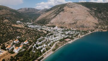 Αθήνα-Αρβανίτσα-Αντίκυρα: Ένα καλοκαιρινό road trip από το βουνό στη θάλασσα