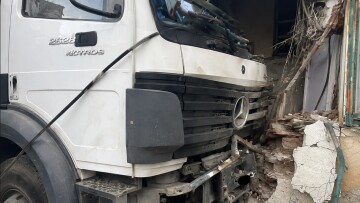 Παρ' ολίγον τραγωδία στη Μαγνησία, «ακυβέρνητο» φορτηγό έκοψε στύλο ηλεκτροδότησης και προσέκρουσε σε πολυκατοικία