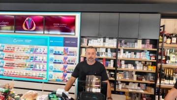 «Δεν θα με κυριεύσει ο φόβος»: Ο περιπτεράς της Γαστούνης άνοιξε ξανά το κατάστημά του μετά τις επιθέσεις και τον εμπρησμό