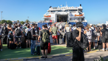 Με γεμάτα πλοία η έξοδος των αδειούχων: Πάνω από 129.000 επιβάτες αναχωρούν από Πειραιά, Ραφήνα και Λαύριο
