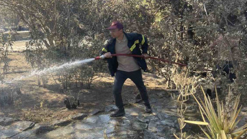 Οι μαρτυρίες κατοίκων για τον δήμαρχο Μάνδρας-Ειδυλλίας: «Έσωσε το σπίτι μας, ενώ δίπλα καιγόταν το δικό του»