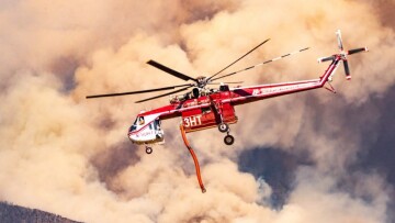 Συνετρίβη πυροσβεστικό ελικόπτερο ενώ επιχειρούσε σε μεγάλη δασική πυρκαγιά στη Γιούτα