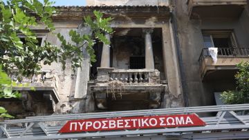 Πυρκαγιά σε ακατοίκητο κτήριο στην Κουμουνδούρου, απεγκλωβίστηκε ένα άτομο
