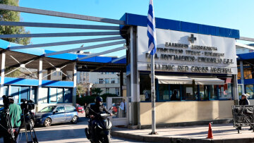Ασθενής ξυλοκόπησε νοσηλεύτρια στα Επείγοντα του Ερυθρού Σταυρού, την άρπαξε από τα μαλλιά και τη χτύπησε σε πόρτες - Τι καταγγέλλει η ΠΟΕΔΗΝ