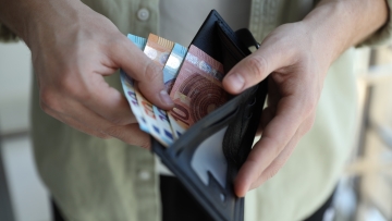 Τα δύο πρόσωπα της ελληνικής οικονομίας: Aνεβαίνει ο πλούτος, πέφτει η αποταμίευση και «φουσκώνει» ο δανεισμός
