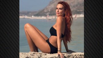 Η Σίσσυ Χρηστίδου φωτογραφήθηκε με μονοκίνι σε παραλία στα Χανιά