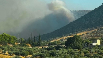 Φωτιά στον Κουβαρά Αττικής: Μήνυμα από το 112 για εκκένωση του Αγίου Στυλιανού, ενισχύθηκαν οι πυροσβεστικές δυνάμεις