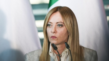 Politico: Γιατί η Μελόνι ανεβάζει τους τόνους στο Μεταναστευτικό και συγκρούεται με τη Μαδρίτη, ο ρόλος ενός πρώην στρατηγού