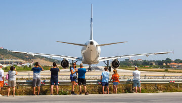 Ιταλίδα τουρίστρια τραυματίστηκε σοβαρά από το ρεύμα αεροπλάνου στο αεροδρόμιο Σκιάθου