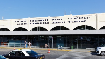 Έφτασαν στο αεροδρόμιο Ρόδου με 3.928 πακέτα λαθραία τσιγάρα στις αποσκευές τους, συνελήφθησαν δύο γυναίκες