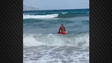 Ναυαγοσώστης έδωσε μάχη με τα κύματα για να σώσει γυναίκα σε παραλία των Χανίων, δείτε βίντεο