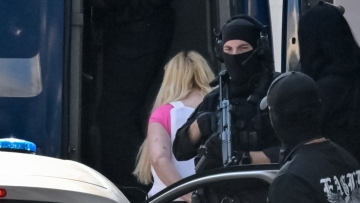 Στην Ευελπίδων η 46χρονη κατηγορούμενη για τον εμπρησμό στην Marfin, σήμερα η απολογία της, δείτε βίντεο