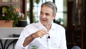 Μικροατύχημα για τον Μητσοτάκη στα Χανιά, χτύπησε τον ώμο του
