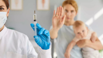 Τι σημαίνει το «φρένο» του Τραμπ στα παιδικά εμβόλια – Οι 4 μεγάλοι κίνδυνοι που βλέπουν οι επιστήμονες
