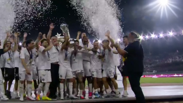 «Fair play» από τον Μάριο Ηλιόπουλο, χειροκρότησε τους παίκτες του ΟΦΗ την ώρα που σήκωναν την κούπα του Super Cup