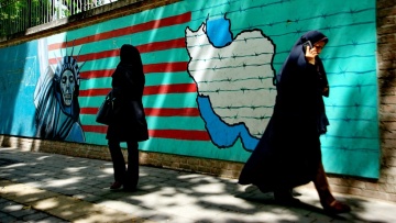 Bloomberg: Μαίνεται ο εσωτερικός «πόλεμος» πραγματιστών - σκληροπυρηνικών στο Ιράν όσο ο Χαμενεΐ παραμένει «αόρατος»