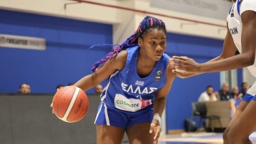 Στο πλευρό της 16χρονης Λίζας Ιτόγια ο Αρκάς: Το μόνο χρώμα που δεν ταιριάζει στη γαλανόλευκη είναι το μαύρο του ρατσισμού