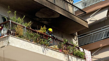 Φωτιά σε διαμέρισμα στη Θεσσαλονίκη: Στο νοσοκομείο δύο άτομα λόγω εισπνοής καπνού