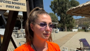 Η ναυαγοσώστρια από τη Σύρο περιγράφει πώς έσωσε τη 16χρονη που έπεσε από μώλο: «Τραυματίστηκε σε αυχένα και σπονδυλική στήλη»