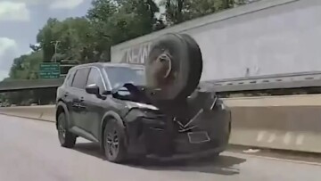 Αυτό δεν το έχεις ξαναδεί! Ρόδα έφυγε από όχημα και διέλυσε SUV