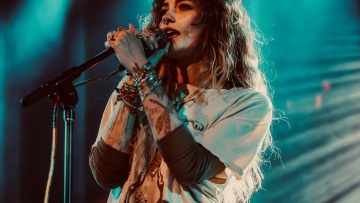 Paris Jackson: Περιγράφει την πρώτη συνάντηση με τη μητέρα της Debbie Rowe στα 15 της
