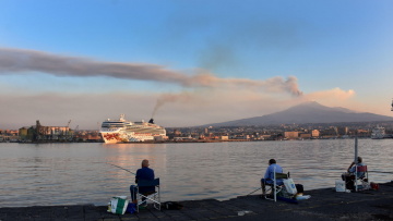 Παρατείνεται το κλείσιμο του αεροδρομίου της Κατάνιας έως το απόγευμα του Σαββάτου εξαιτίας της τέφρας από την Αίτνα