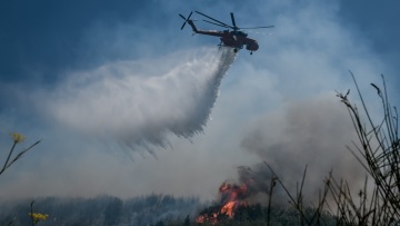 Φωτιά στον Λαχανά Θεσσαλονίκης, επιχειρούν δύο ελικόπτερα