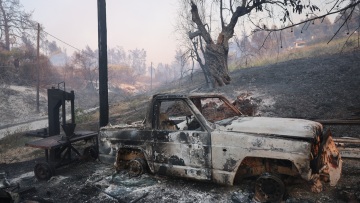 3.500 καμένα στρέμματα, καταστροφές σε σπίτια και αυτοκίνητα από τη φωτιά στη Σίβηρη, συνεχείς ρίψεις νερού για να σβήσουν όλες οι εστίες