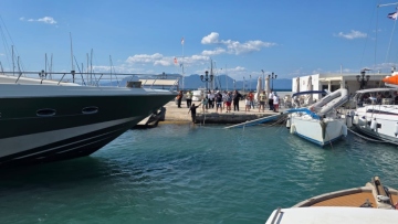 Σύγκρουση θαλαμηγού με ελλιμενισμένα σκάφη στην Αίγινα, δεν αναφέρθηκαν τραυματισμοί