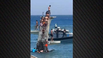 Βίντεο: Με ντουντούκες το Λιμενικό απομακρύνει λουόμενους από σφραγισμένο λόγω προβλημάτων στατικότητας τραμπολίνο σε παραλία της Ρόδου