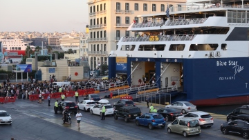 Δεκαπενταύγουστος: 73 αναχωρήσεις με 21.893 επιβάτες από τον Πειραιά