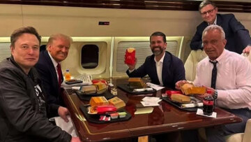 Στοίβες τα κουτιά από fast food στο αεροπλάνο του Τραμπ, λέει ο Κένεντι: «Φοβάται μην πάθει τροφική δηλητηρίαση»