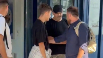 «Αγαπάω τον ΠΑΟΚ, αγαπώ εσάς»: Το μήνυμα του Κωνσταντέλια κατά την άφιξή του στο Ντόρτμουντ, δείτε βίντεο