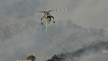Με ενισχύσεις από όλη την Ελλάδα και 6 εναέρια συνεχίζεται η μάχη με τη φωτιά στη Σκύρο, στα βορειοανατολικά το κύριο μέτωπο
