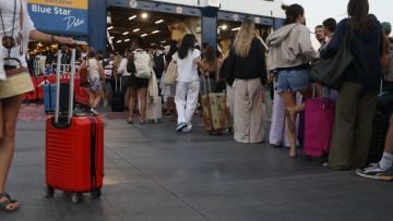 Φεύγουν και οι τελευταίοι εκδρομείς του Δεκαπενταύγουστου, αυξημένη κίνηση στα λιμάνια της Αττικής
