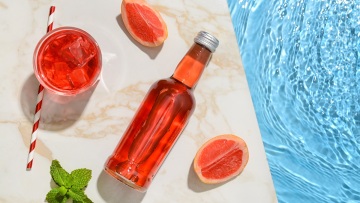Paloma, spritz, negroni: Τα έτοιμα κοκτέιλ που βάζουμε στο ψυγείο αυτό το καλοκαίρι