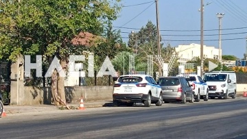 Ρομά τα έκαναν γυαλιά καρφιά στο Αστυνομικό Τμήμα Πηνειού για να απελευθερώσουν φίλο τους 