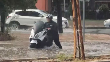Άνοιξαν οι ουρανοί στα Γιαννενα, δρόμοι μετατράπηκαν σε ποτάμι μετά από καλοκαιρινή μπόρα, έπεσε και χαλάζι, βίντεο